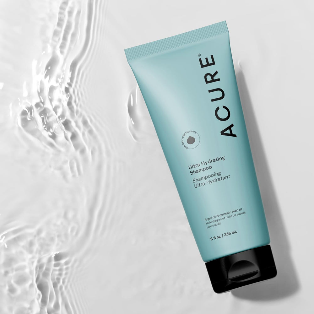 Acure Shampooing Ultra Hydratant, texture soyeuse enveloppant les cheveux pendant le lavage.