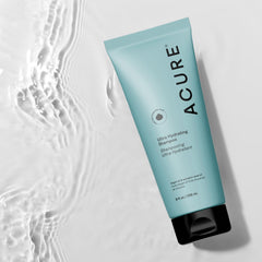 Acure Shampooing Ultra Hydratant, texture soyeuse enveloppant les cheveux pendant le lavage.