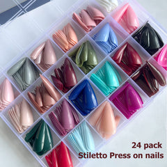 Ongles AddFavor long stiletto, 12 tailles numérotées pour chaque doigt.