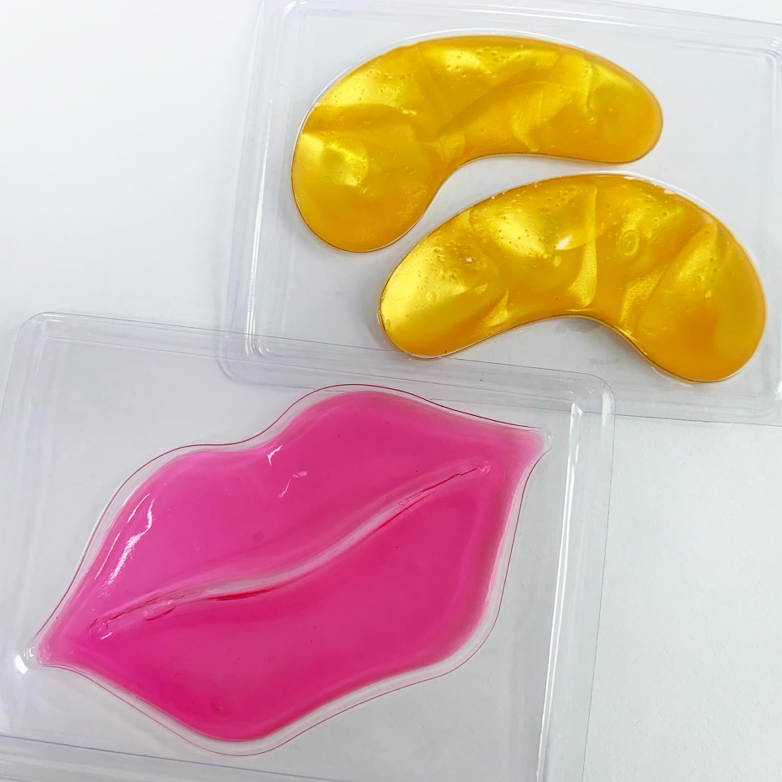 Application rapide des masques Adofect autour des yeux et des lèvres.