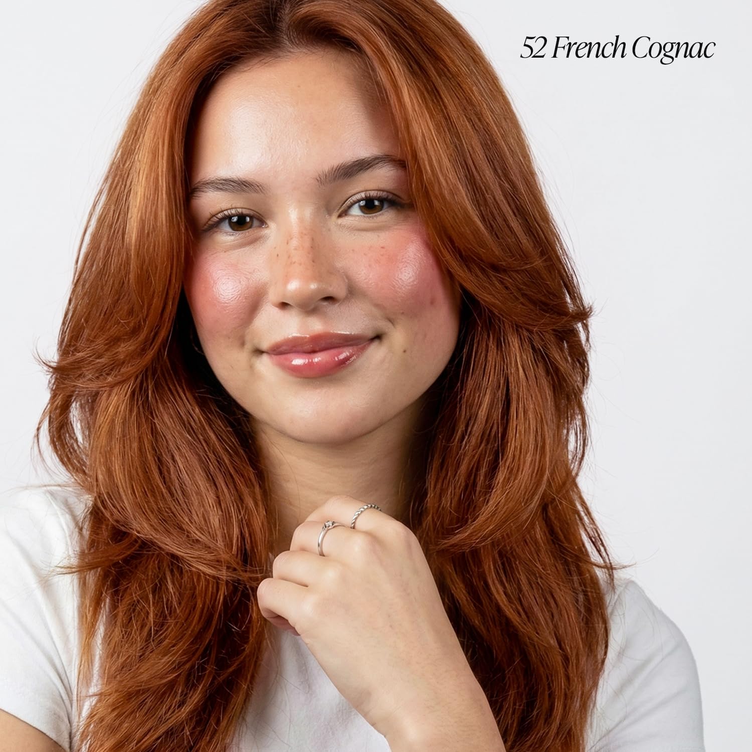 Application facile du Adore 052 Cognac sur cheveux, sans mélange nécessaire.