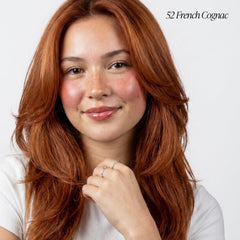 Application facile du Adore 052 Cognac sur cheveux, sans mélange nécessaire.
