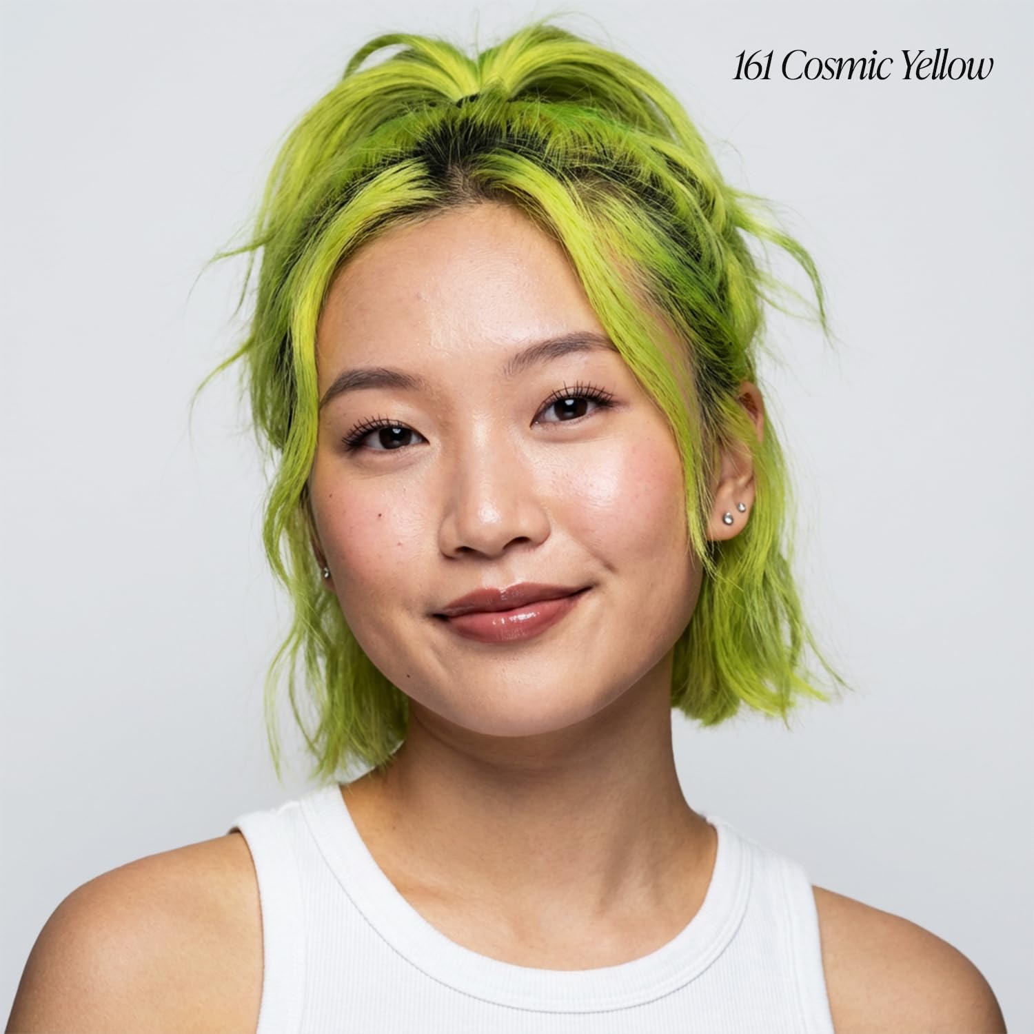 Adore-echantillon-teinte-jaune-cosmique sur cheveux, rendu vibrant et uniforme.