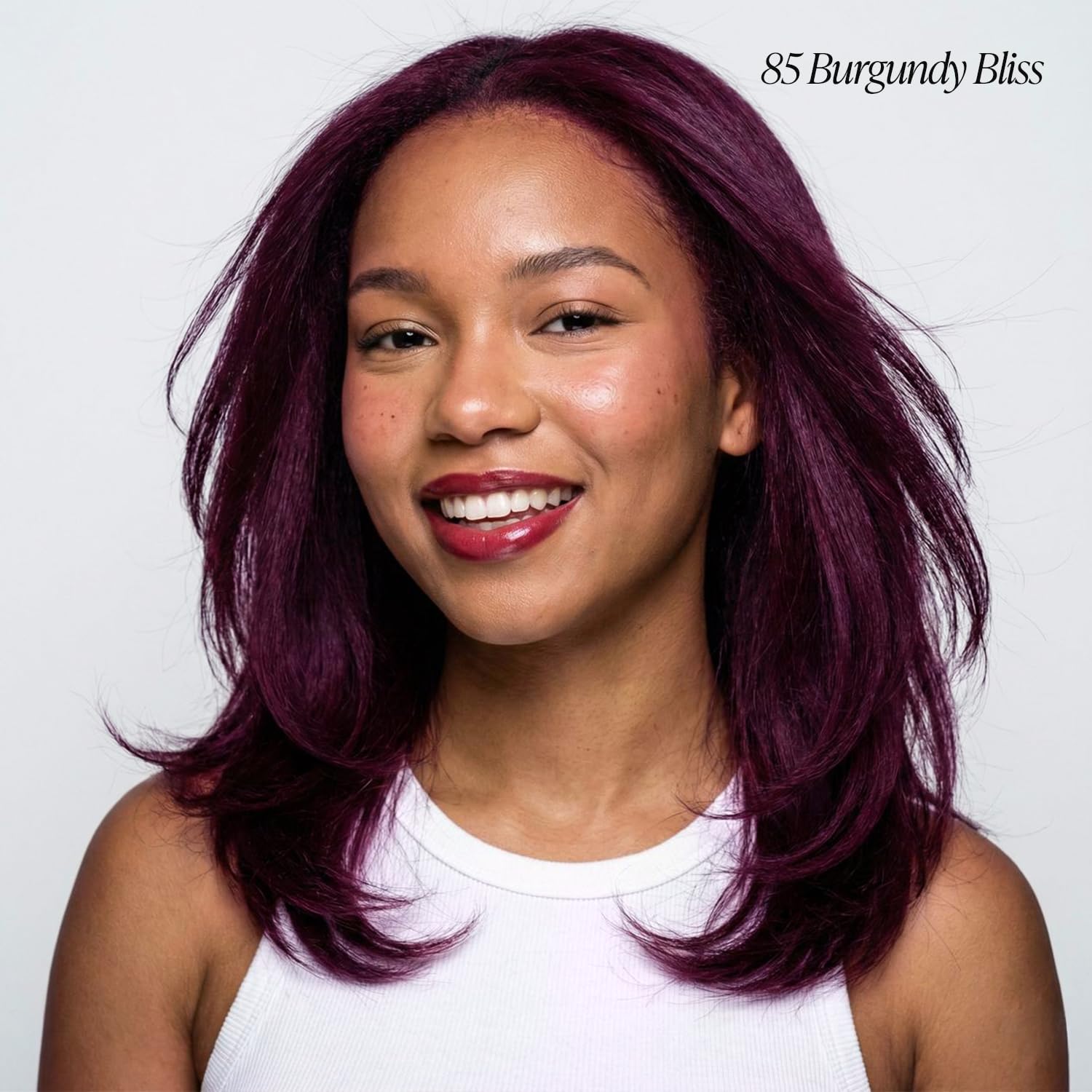 Adore Burgundy Bliss sur cheveux: teinte appliquée sur cheveux pour un rendu profond et uniforme.