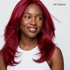 Adore, teinte rouge-cramoisi, application crème pour cheveux.