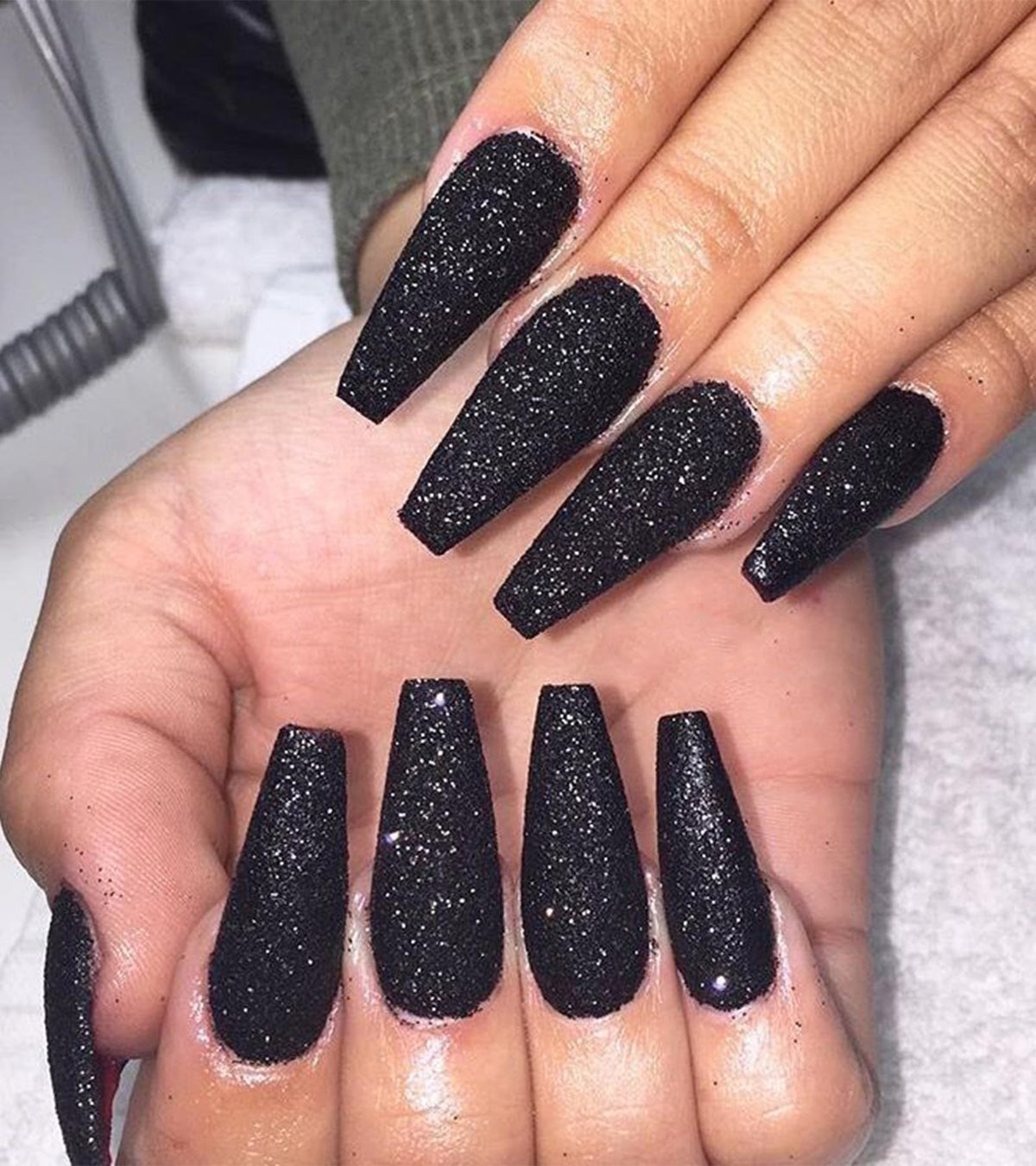 Ongles Aegenacess forme cercueil noir paillettes long, pour un look glamour rapide.