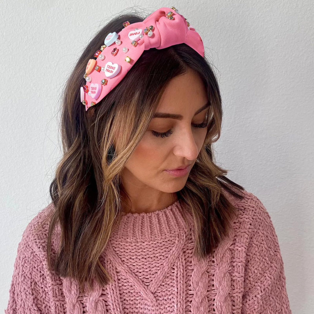 Bandeau AENMTU Valentin avec cœurs et breloques délicates, convient à toutes les occasions.