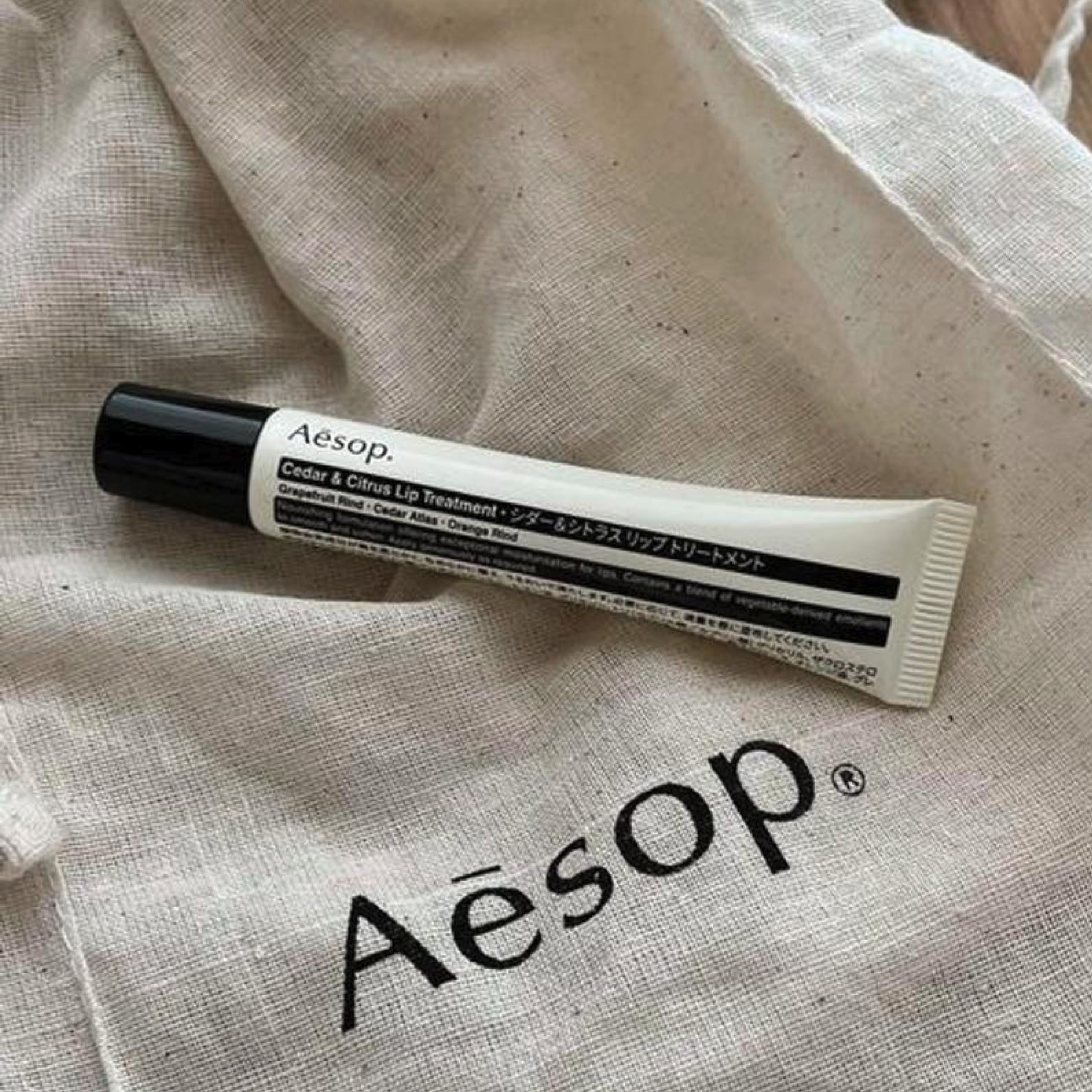 Ingrédients clés: pamplemousse, cèdre Atlas et zeste d’orange, essentiels pour l'hydratation.