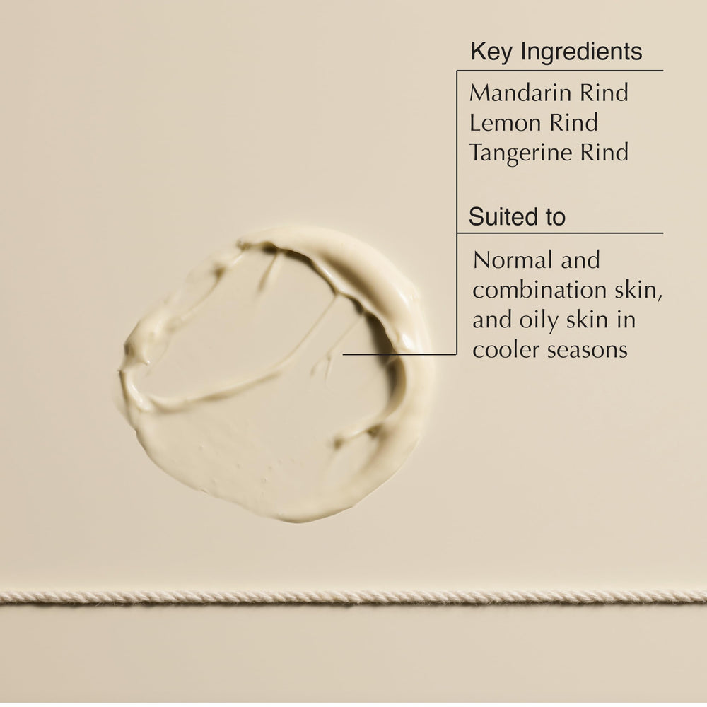 Application matin et soir sur peau propre avec la crème mandarine Aesop.