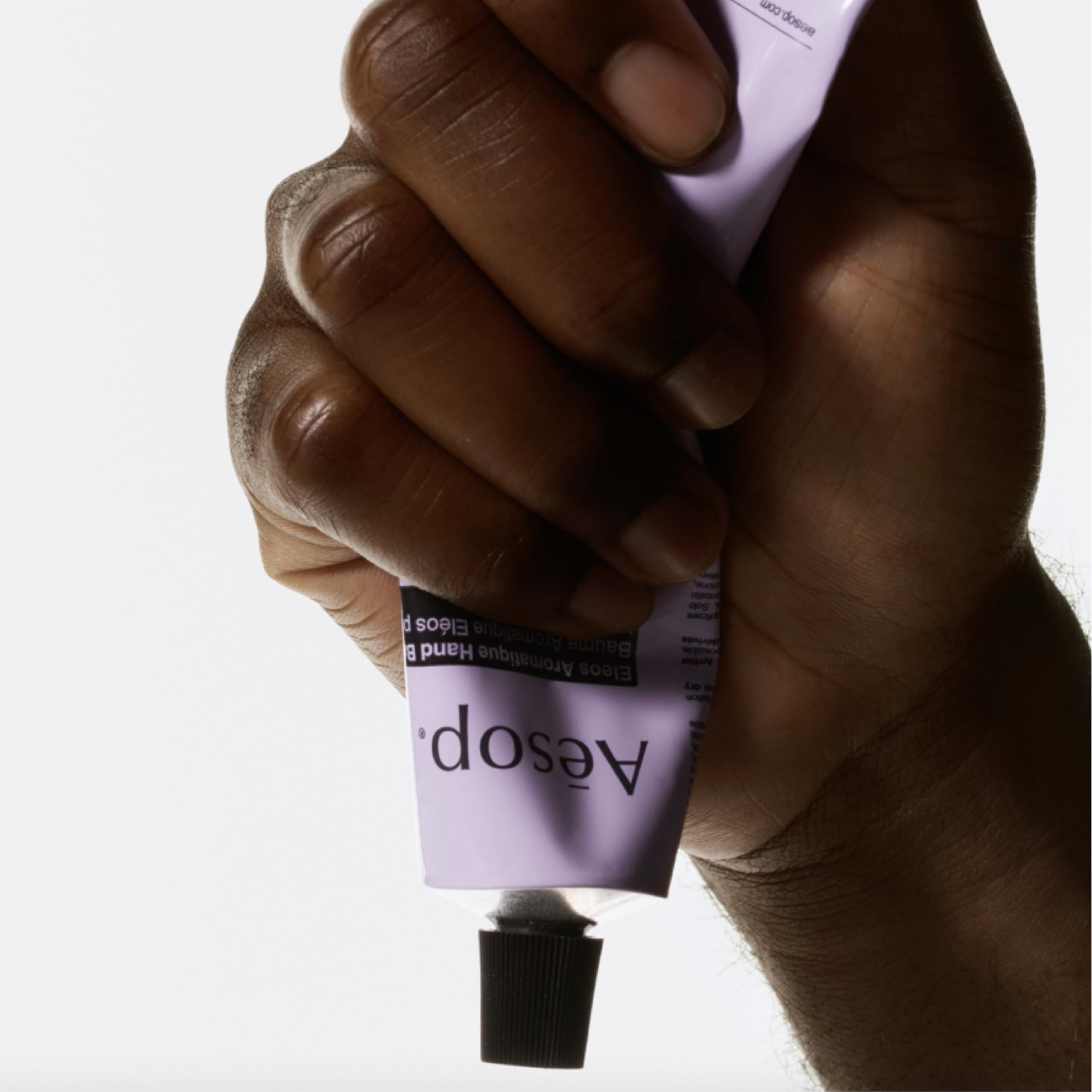 Aesop Eleos emballage recyclable et vegan, choix éthique pour l'hydratation des mains.