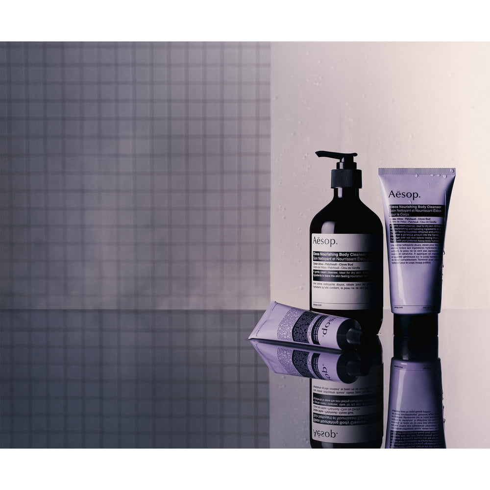 Notes épicées du clou-de-girofle purifiant légèrement la peau.