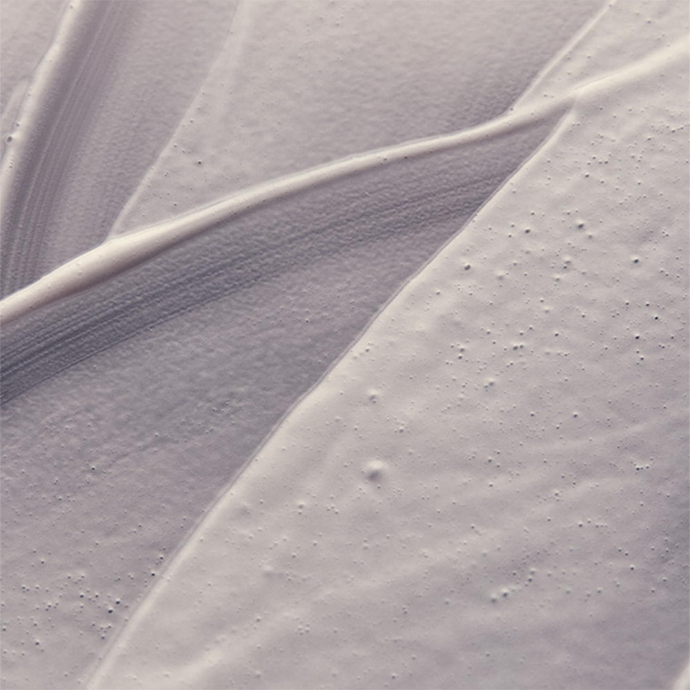 Texture mousse-creme-glisse qui enveloppe la peau en douceur.