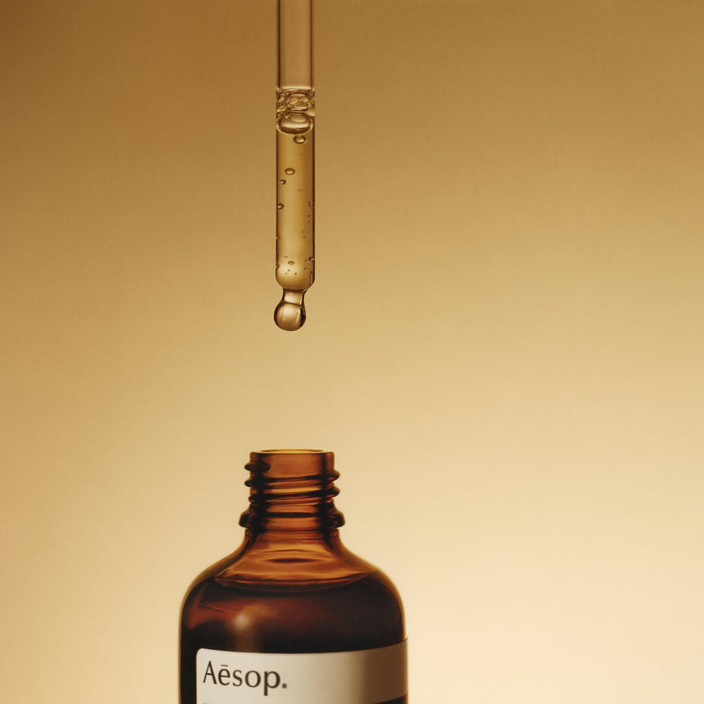Aesop Fabulous Face Oil: application matin et soir avec massage pour hydratation.