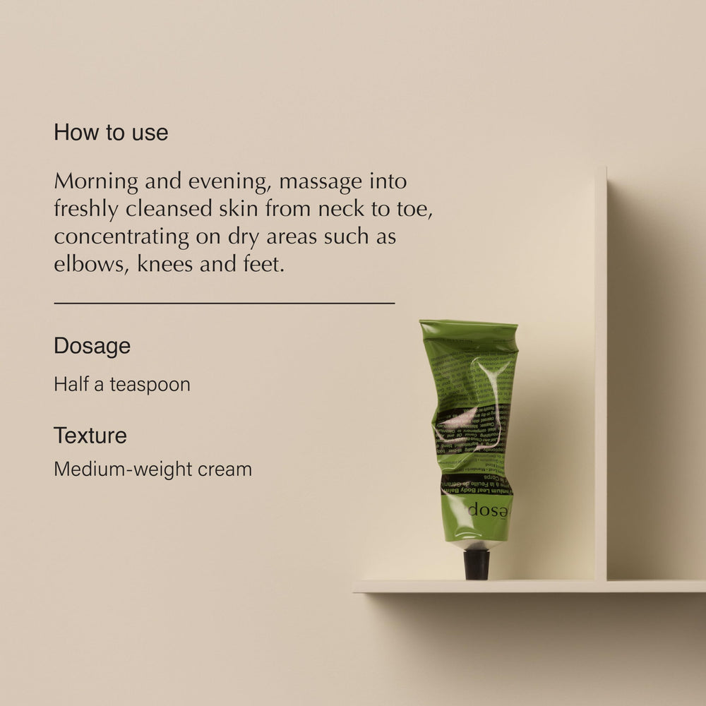 Texture crème riche du baume Aesop, application généreuse pour peau souple