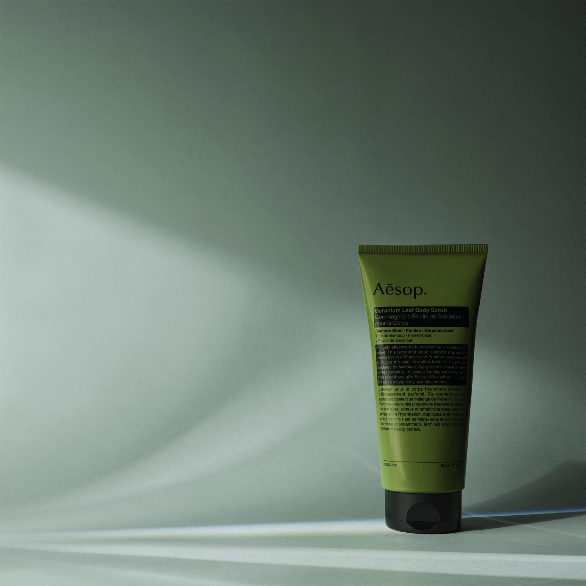 Arôme vert et citronné d'Aesop, sensation fraîche pendant l'exfoliation.