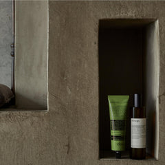 Feuilles de Géranium du gommage Aesop, parfum frais et floral.