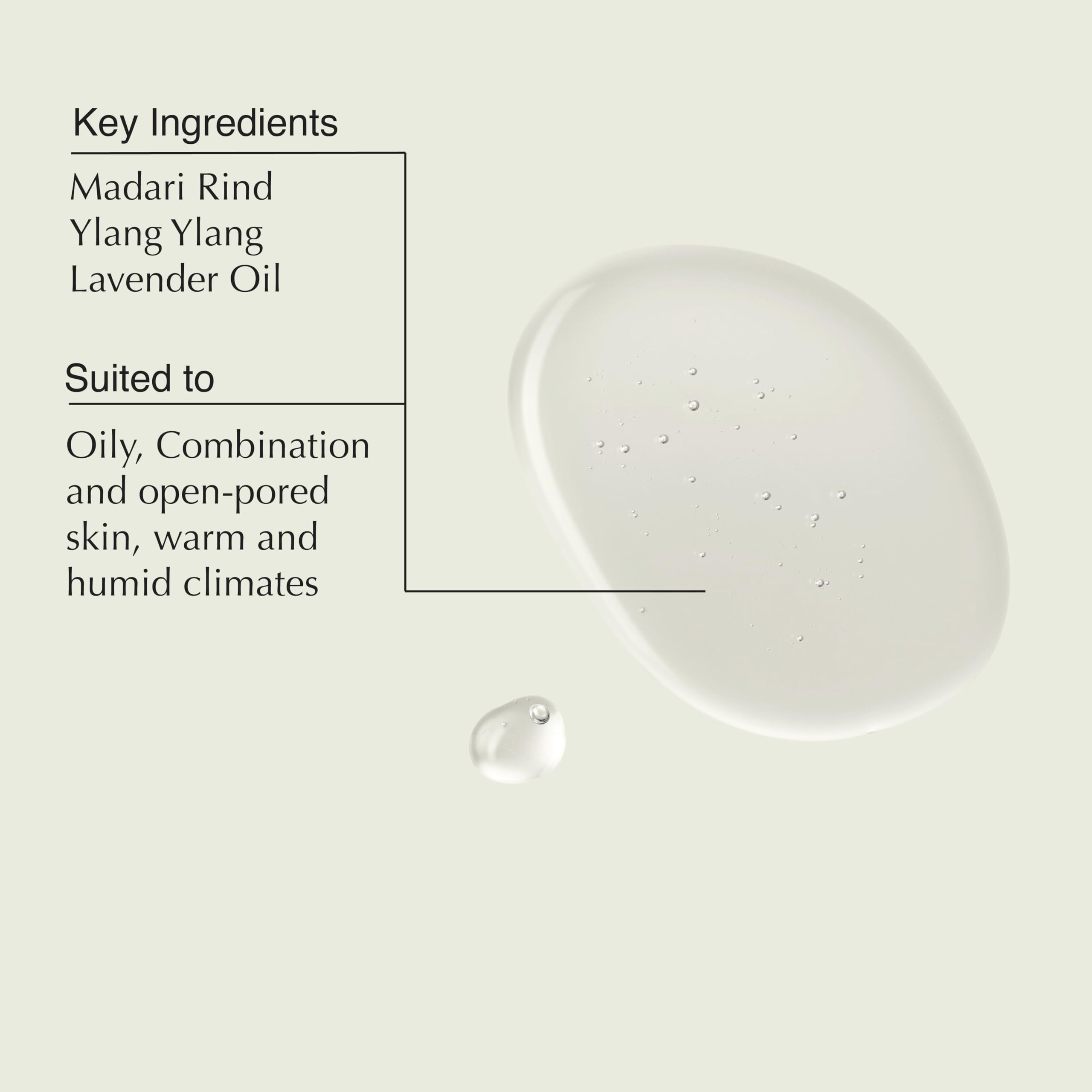 Application du nettoyant Aesop par massage des mains sur le visage.