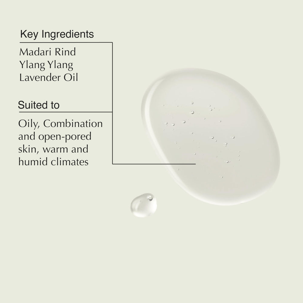 Application du nettoyant Aesop par massage des mains sur le visage.