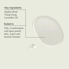 Application du nettoyant Aesop par massage des mains sur le visage.
