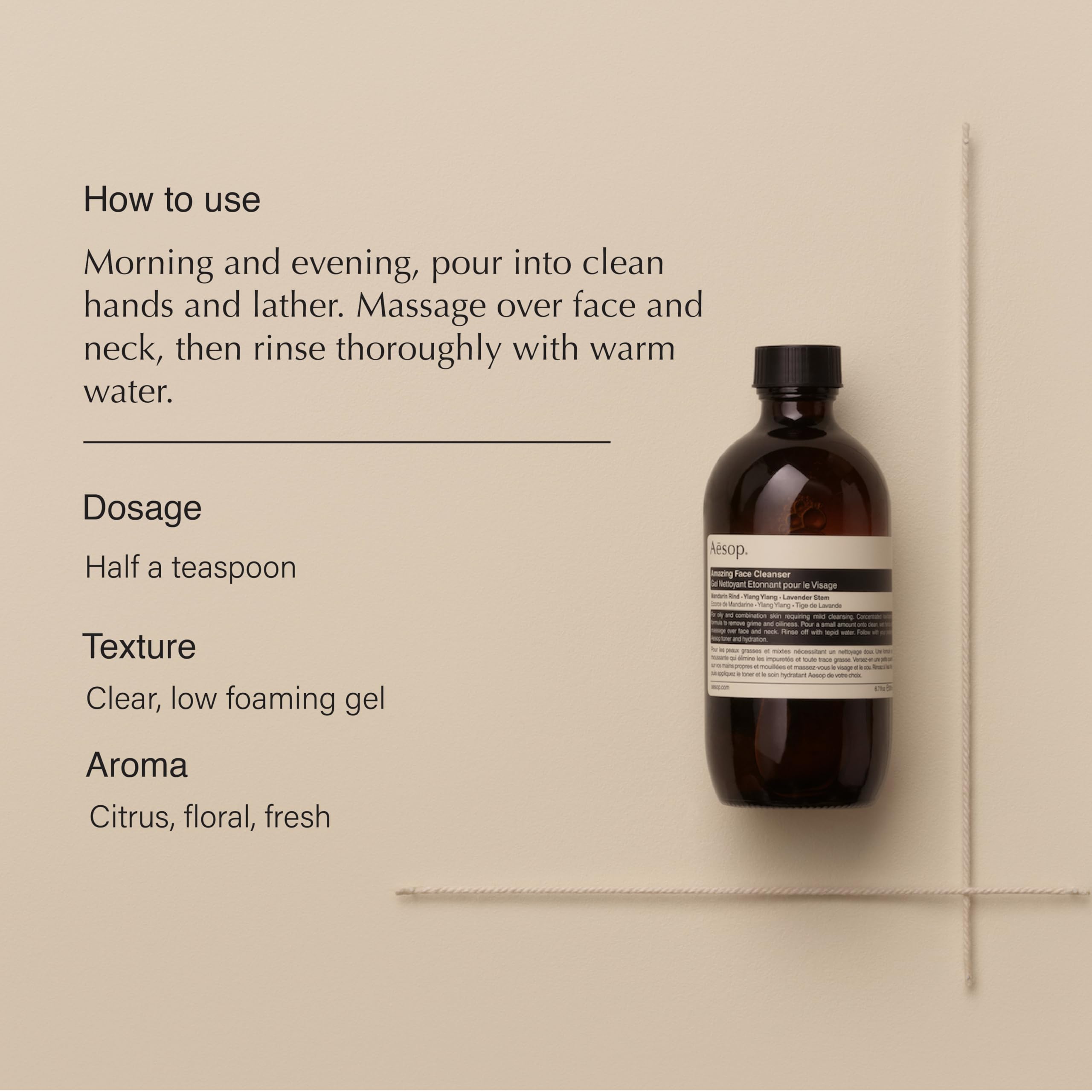 Texture légère du nettoyant visage Aesop avec mousse purifiante.