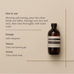 Texture légère du nettoyant visage Aesop avec mousse purifiante.