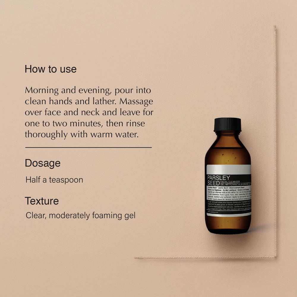 Aesop Parsley Seed Travel Face Cleanser, mousse légère sur la paume, sensation de fraîcheur