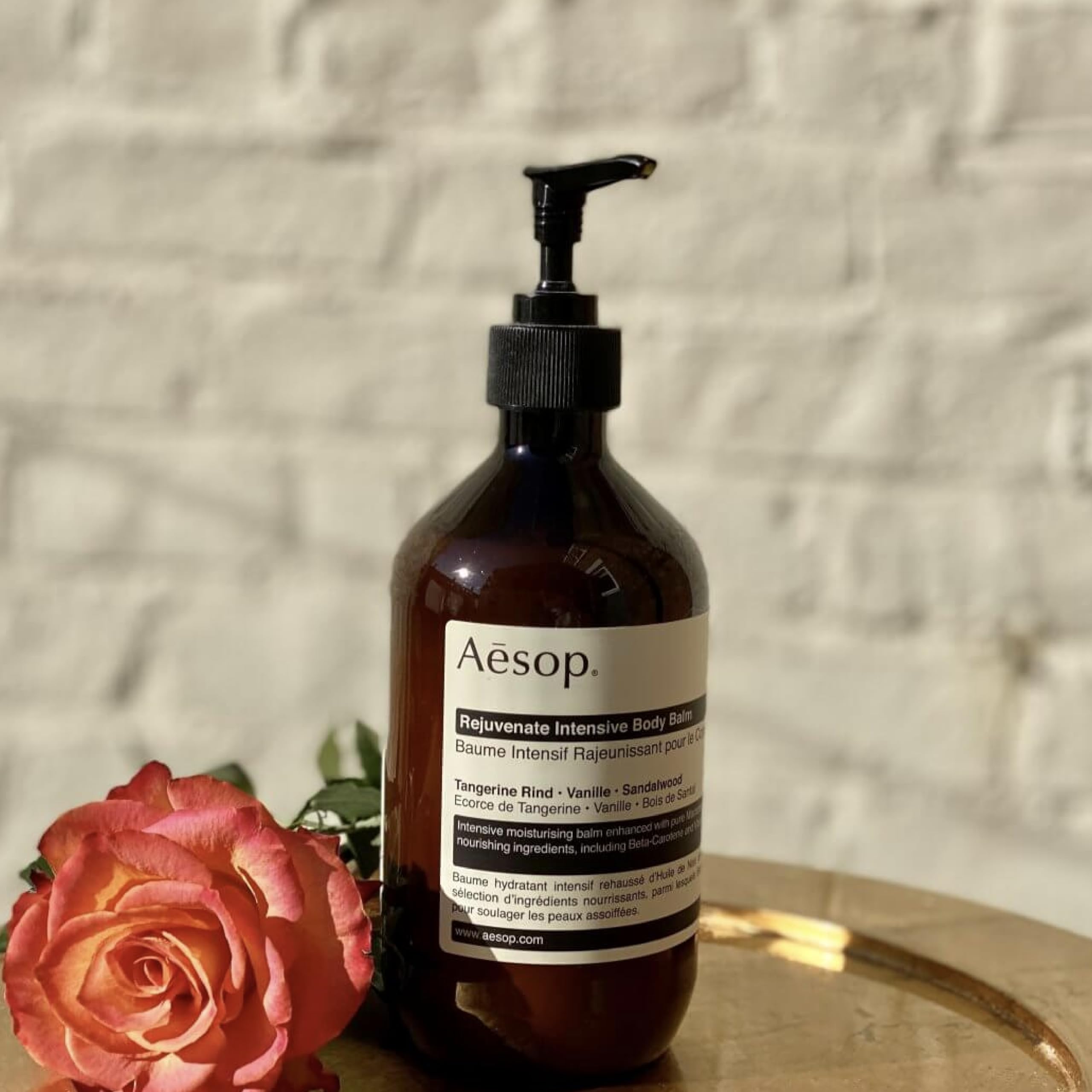 Aesop Rejuvenate Intensive Balm soin coudes et genoux pour peau plus souple.