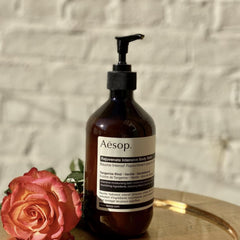 Aesop Rejuvenate Intensive Balm soin coudes et genoux pour peau plus souple.