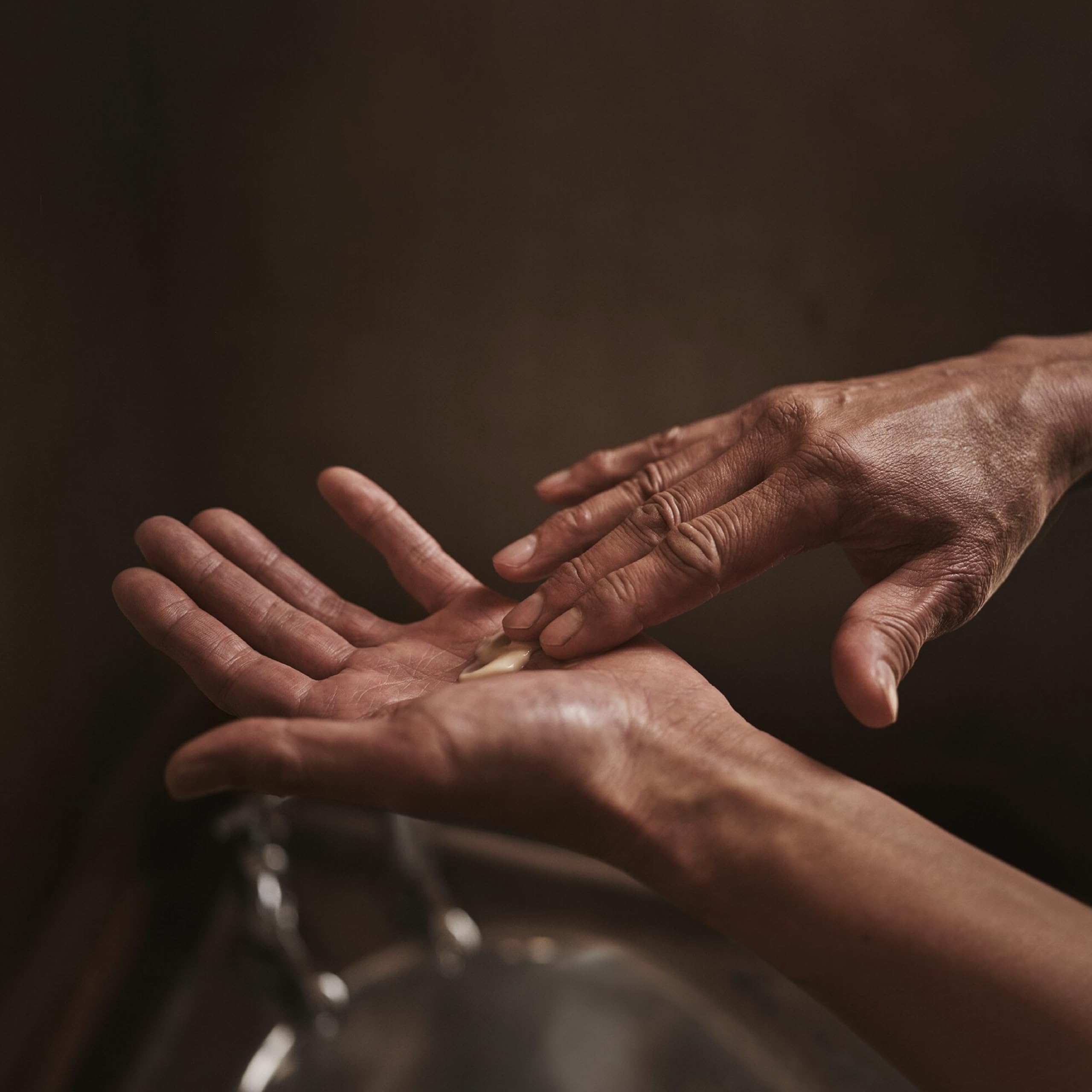 Aesop Rejuvenate Intensive Balm massage des pieds pour peau douce et confortable.