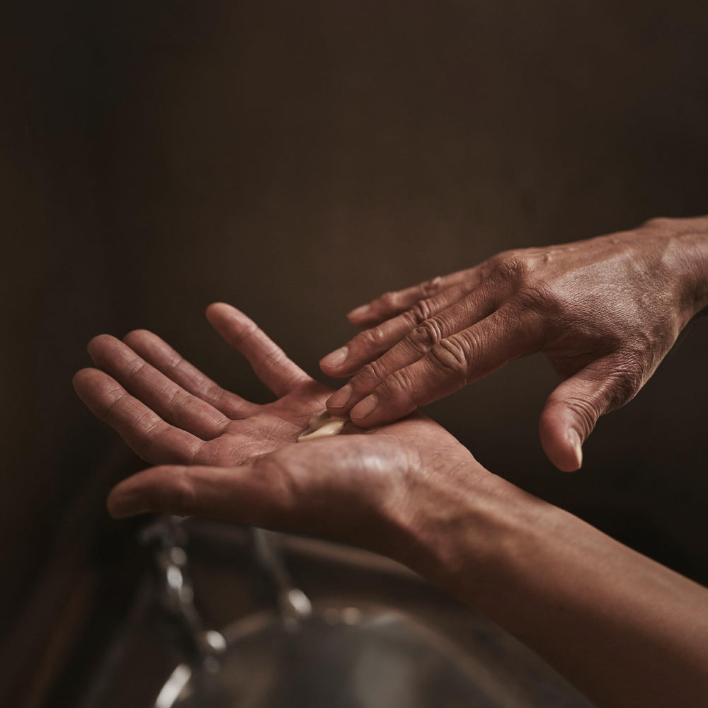 Aesop Rejuvenate Intensive Balm massage des pieds pour peau douce et confortable.