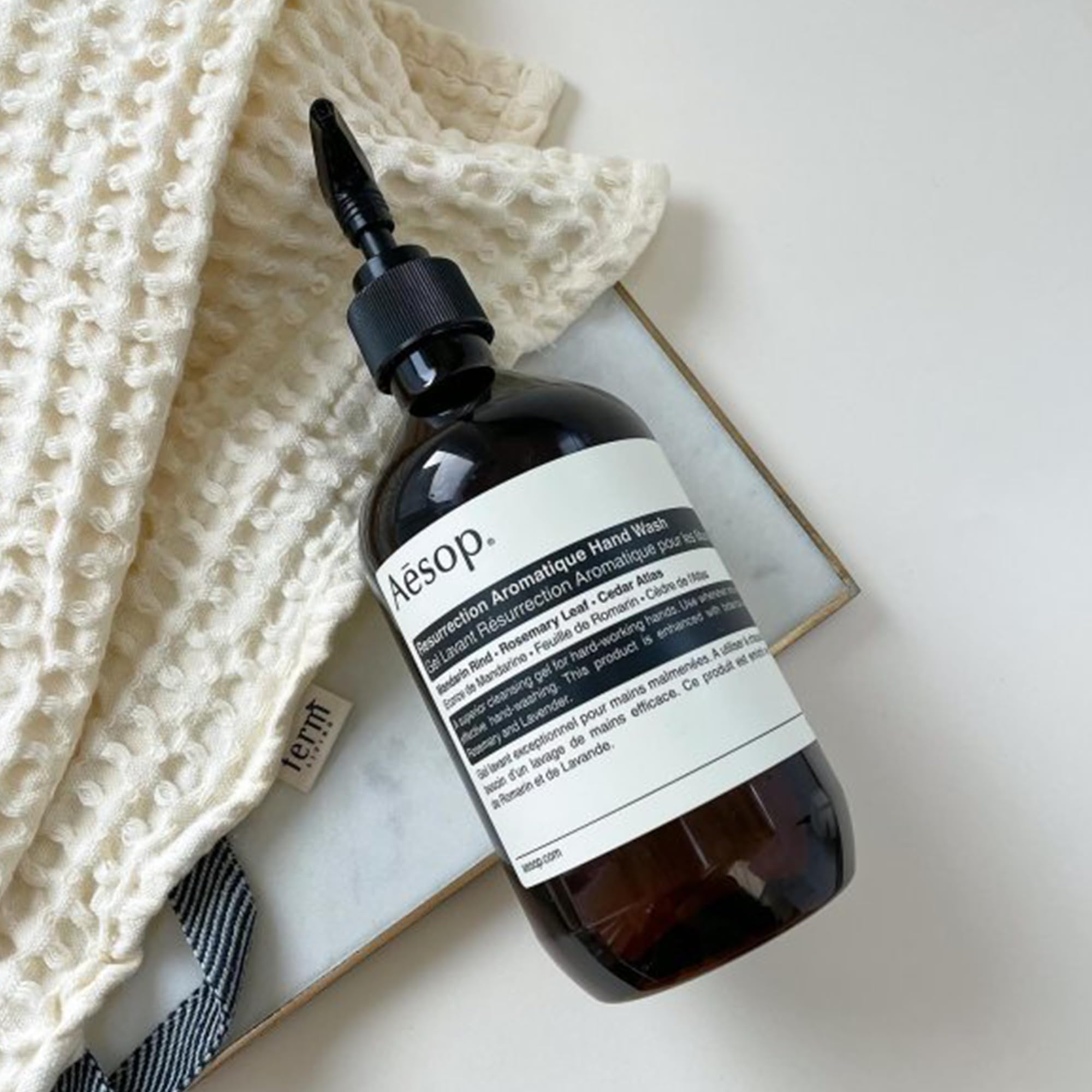 Aesop Resurrection Aromatique : emballage plastique recyclable reflétant l’engagement durable