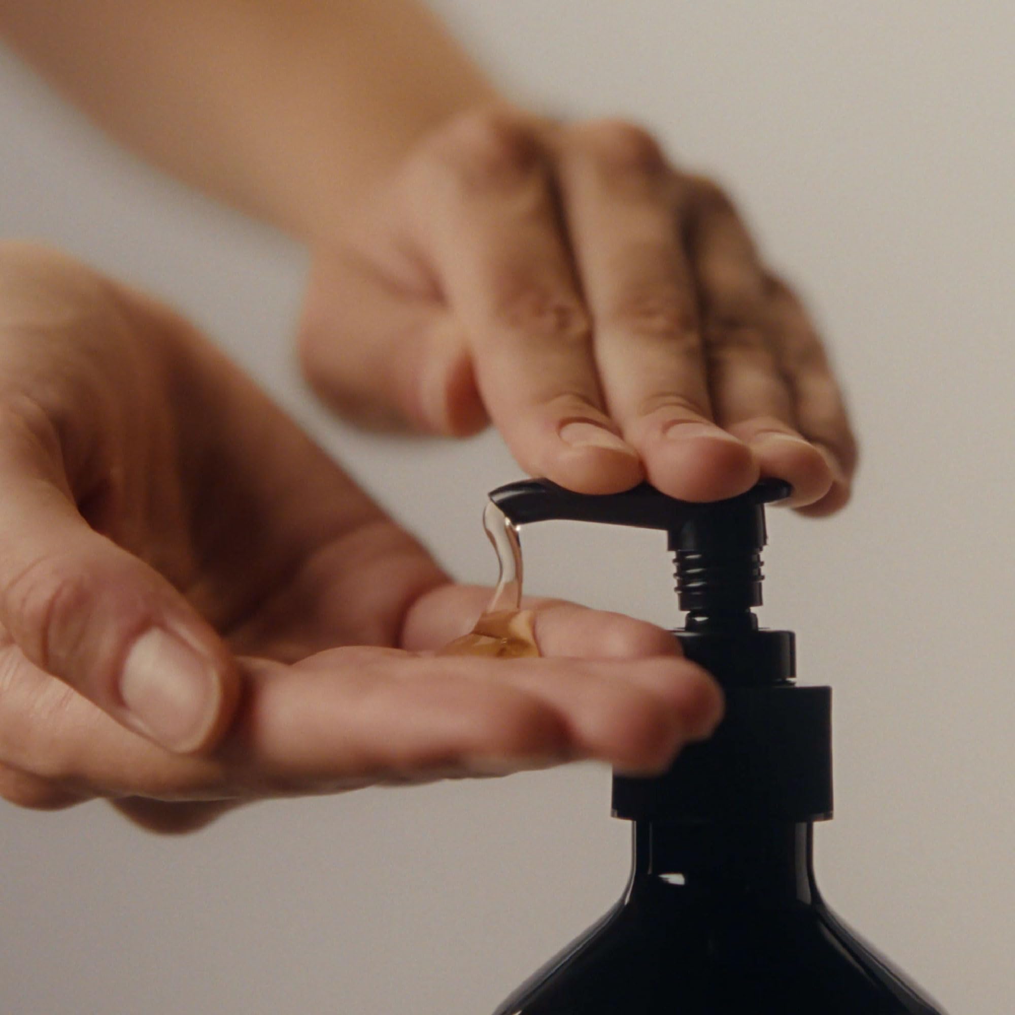 Texture mousseuse et cremeuse du savon pour les mains Aesop.