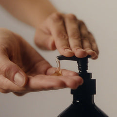Texture mousseuse et cremeuse du savon pour les mains Aesop.