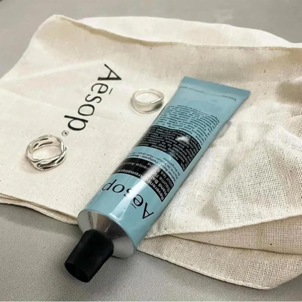 Application facile sur les mains et cuticules avec Reverence Aromatique.