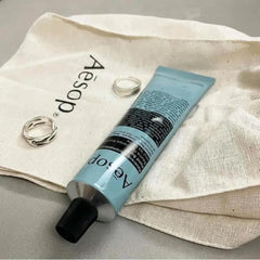 Application facile sur les mains et cuticules avec Reverence Aromatique.