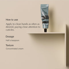 Parfum subtile bergamote et vétiver sur les mains avec Reverence d'Aesop.