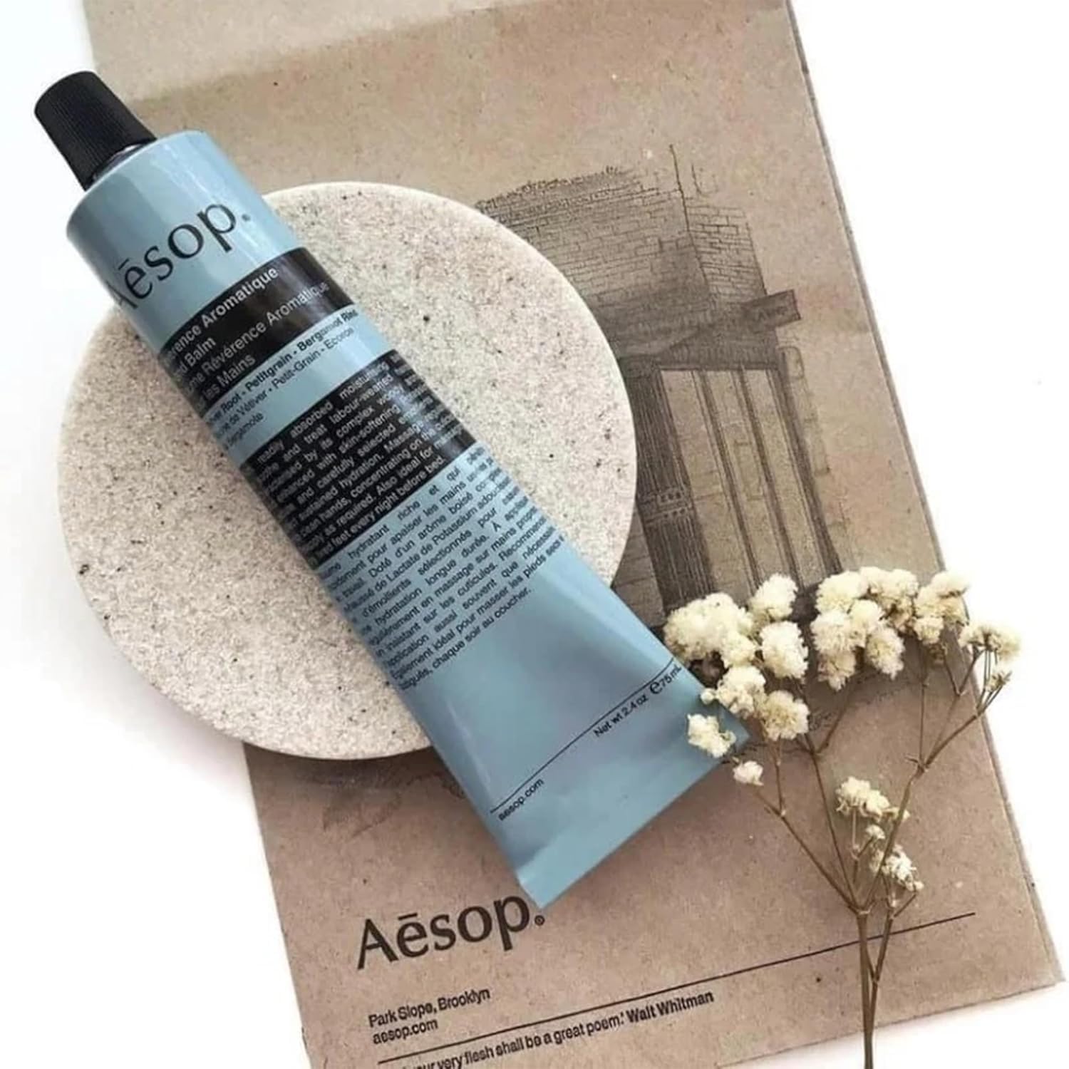 Tube aluminium recyclé d'Aesop Reverence, choix durable.