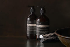 Aromathérapie aromatique: agrumes-terreux et bois pour un lavage rafraîchissant.