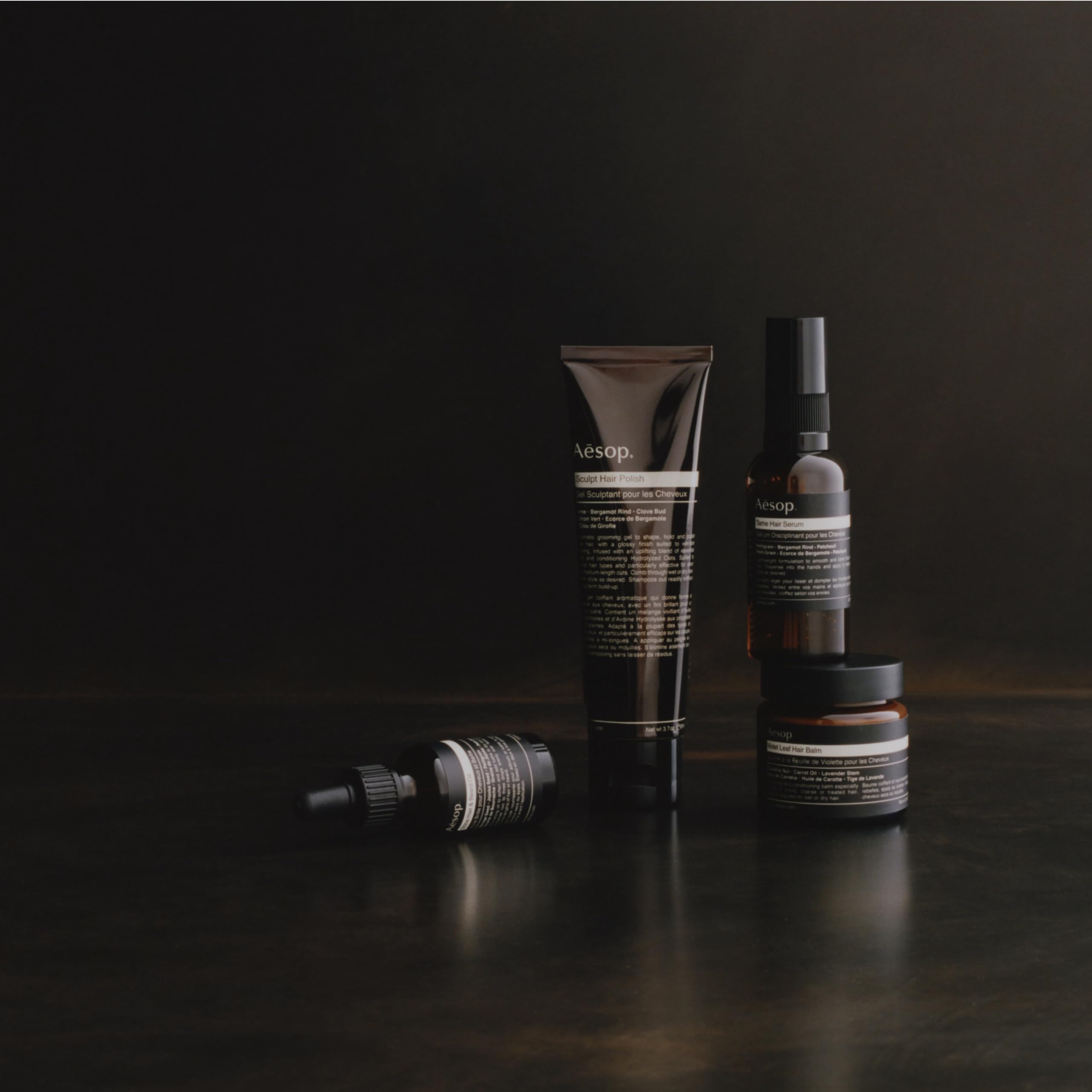 Ingrédients clés d'Aesop Tame : petitgrain et patchouli en gros plan