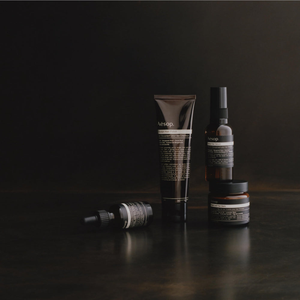 Ingrédients clés d'Aesop Tame : petitgrain et patchouli en gros plan