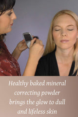 Poudre Minérale Cuite Ageless Derma infusée de plantes antioxydantes pour nourrir.