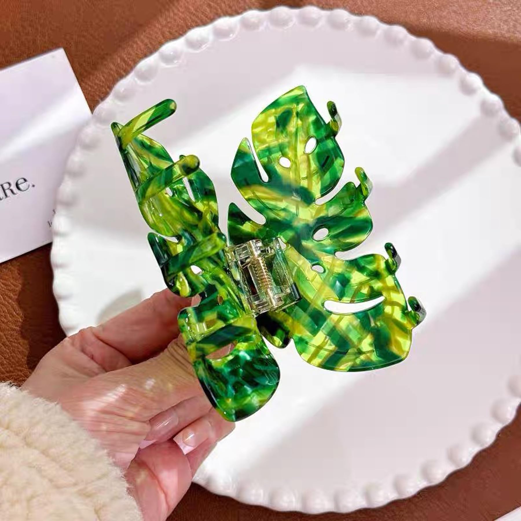 Barrette feuille verte Agirlvct, détail texture acetate pour un look lumineux.