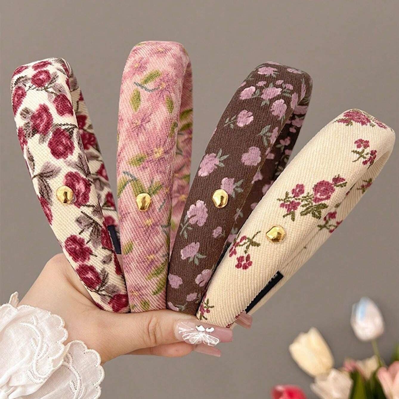 Bandeaux AIBFRID vintage fleurs – ensemble de quatre bandeaux, style rétro élégant pour toutes occasions.