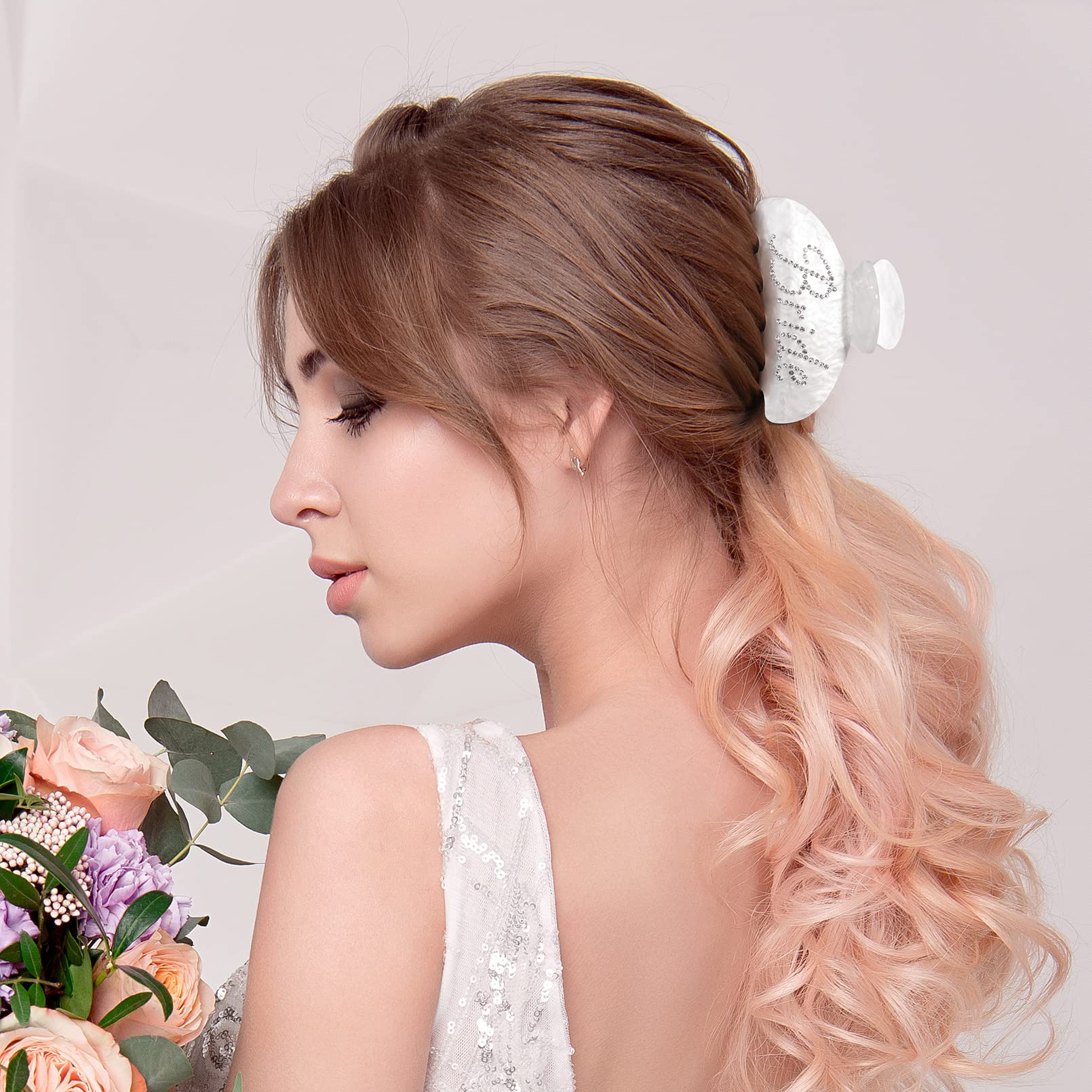 Look soirée avec le clip cheveux Aileam pour mariage ou fête