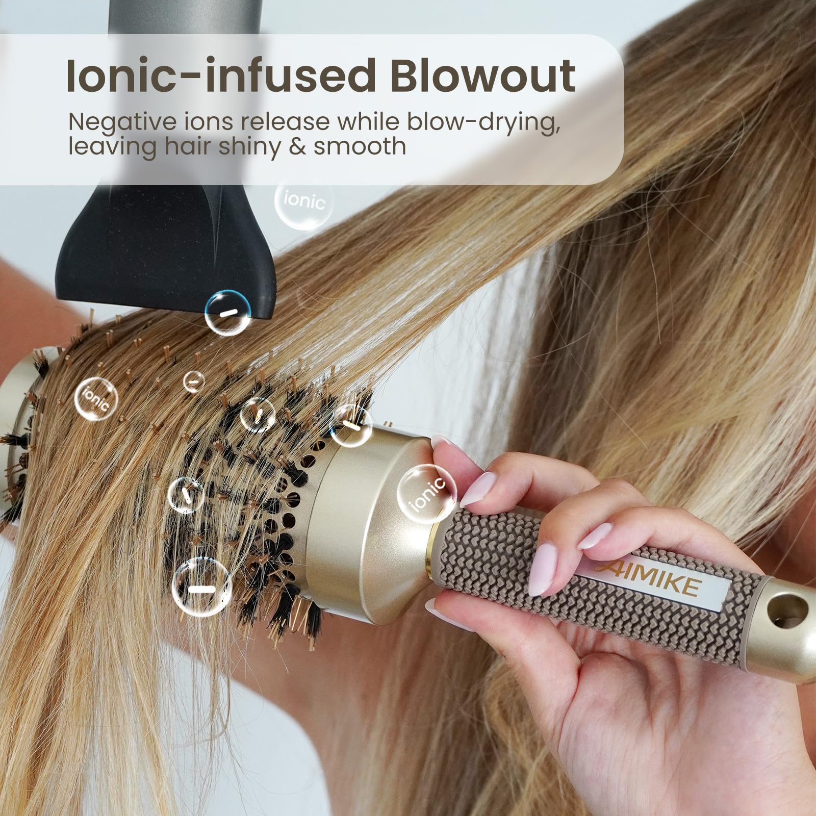 Cheveux longs et volumineux domptés par la brosse AIMIKE pendant le brushing