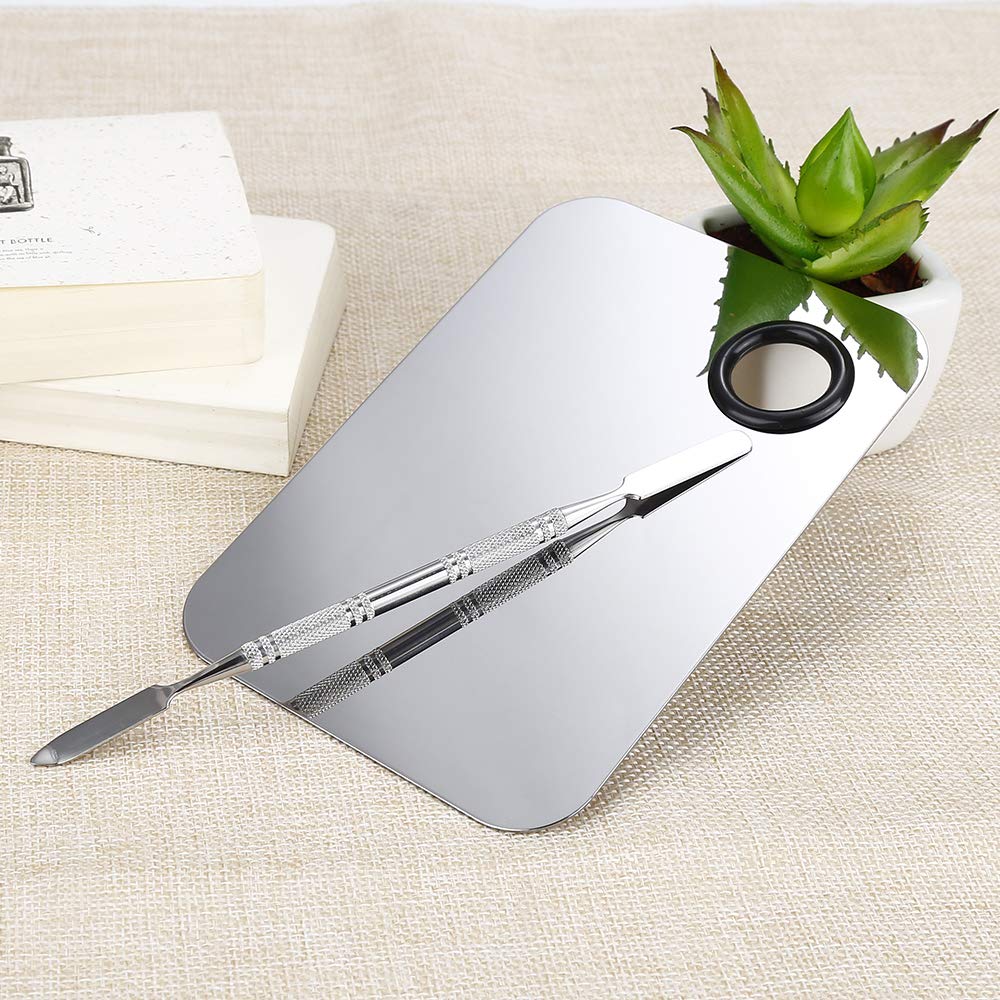 AKIRO poignée couleur acier, design robuste et ergonomique pour un travail précis.