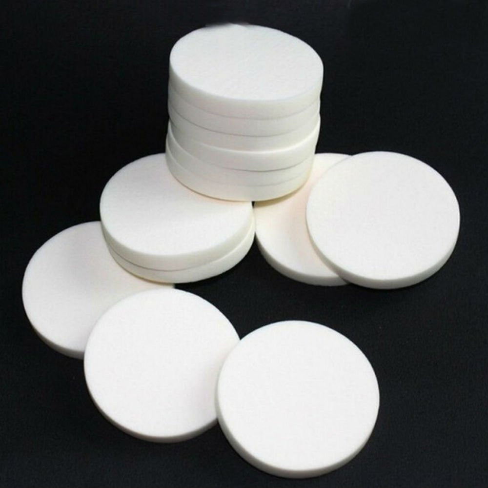AKOAK éponge maquillage ronde blanche pour une application uniforme et douce.