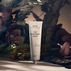 AKT baume déodorant – texture sèche et invisible pour une peau confortable toute la journée.