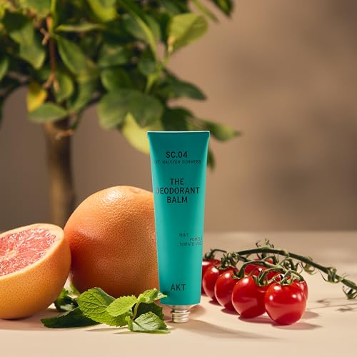 AKT Déodorant Balm montre absorption invisible et fini sec sur la peau.
