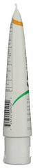 Application visage SPF50 en tube, texture légère et non grasse.